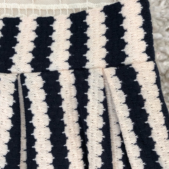 Lace and striped boutique dress - Picture 3 of 4